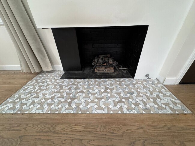 Building Photo - Beautiful 3 bedroom 2 bath Pool Home...  this one is a SHOW STOPPER