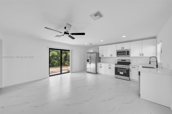 Building Photo - 4984 Fairway Ct