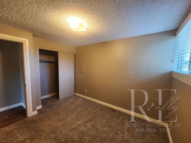 Building Photo - Meticulous 2-Bedroom with Courtyard