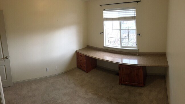 Building Photo - Spacious Home w 2 attached 2 car garage