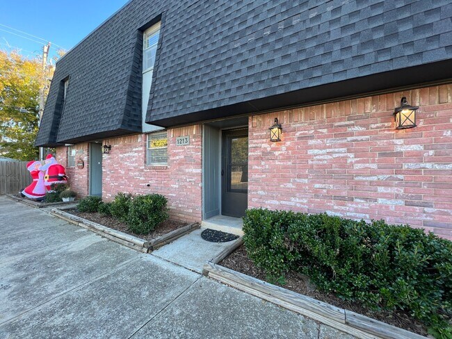 Building Photo - 1215 Lakecrest Dr
