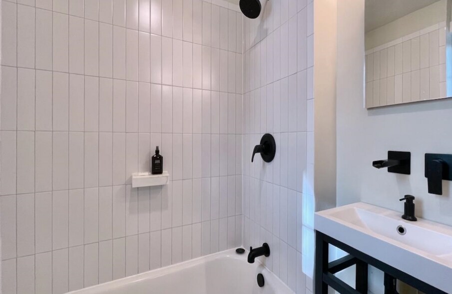 Building Photo - 320 6th St