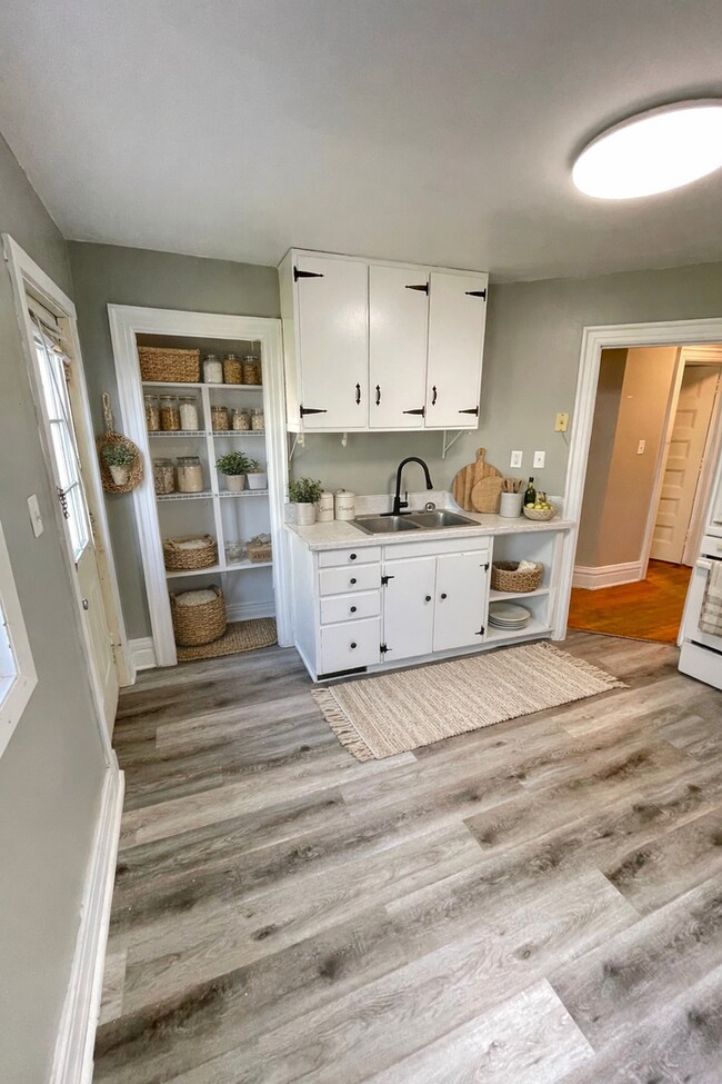 Building Photo - 2315 Oakes Ave