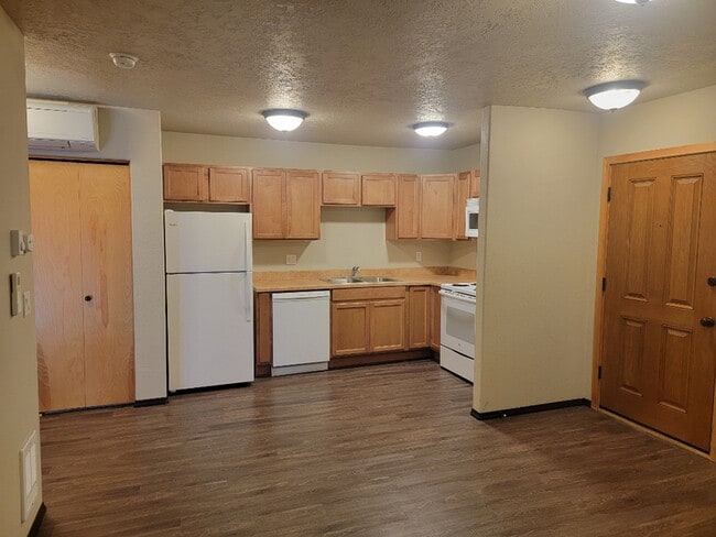 Building Photo - 502 SW Evergreen Ave