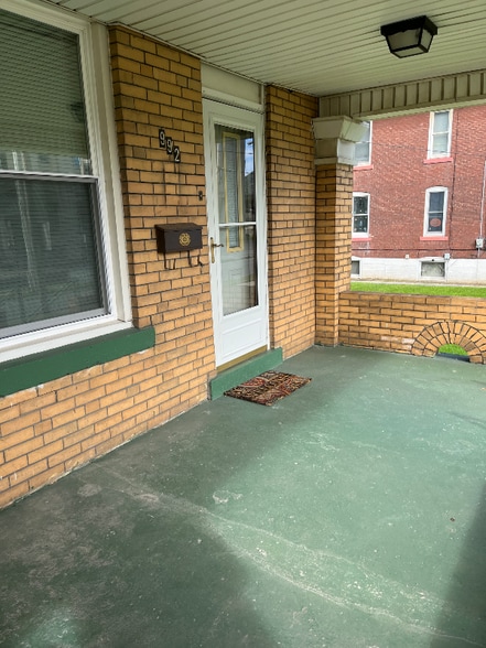 Building Photo - 992 Linton St