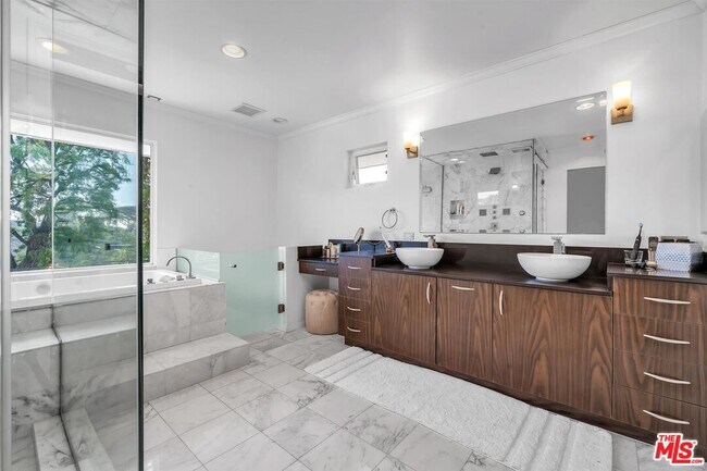 Building Photo - 2324 Banyan Dr