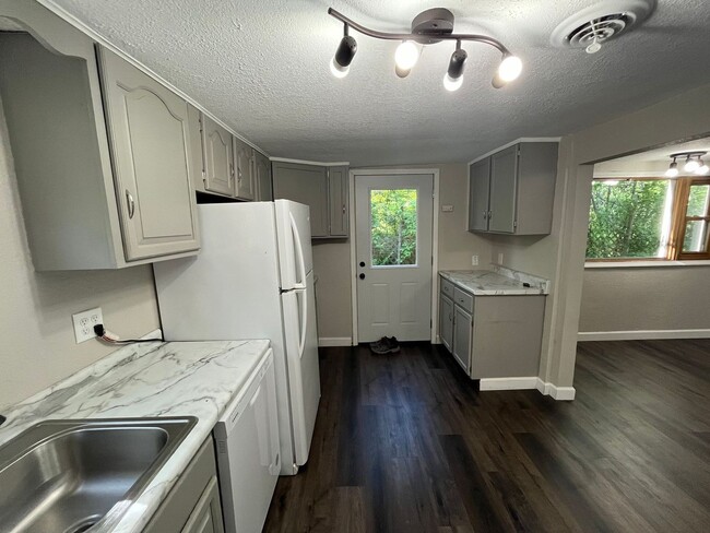 Building Photo - Completely remodeled 3 Bedroom home in Irma!