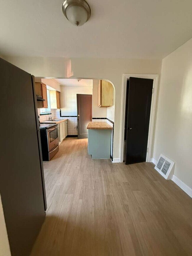 Building Photo - "Charming 3-Bedroom, 1 bath Riverview Retreat with Hardwood Floors & Unfinished basement!"  Ready...