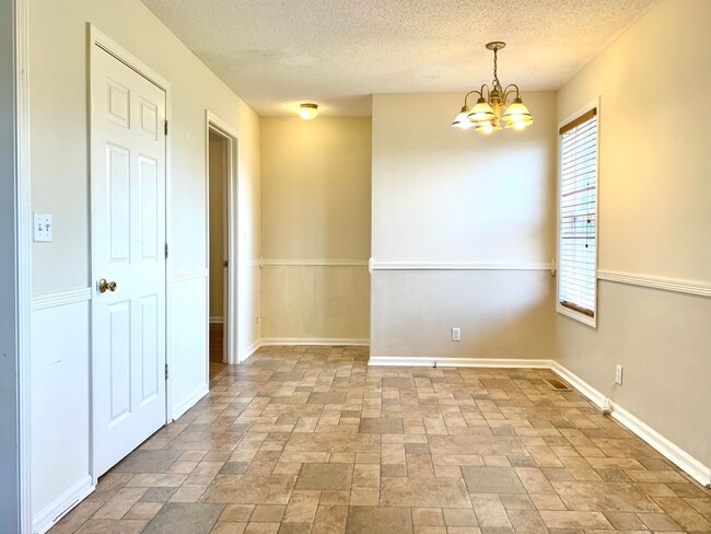 Building Photo - 605 Millie Dr