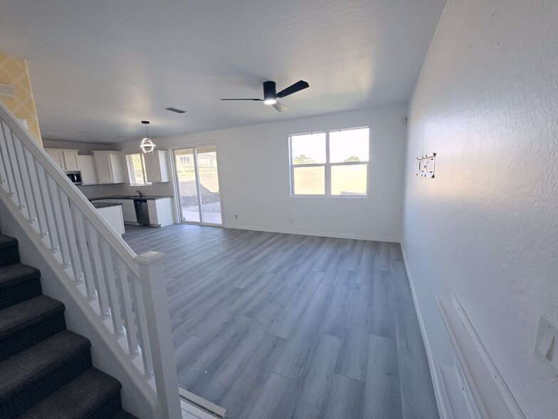 Building Photo - 5809 S 35th Pl