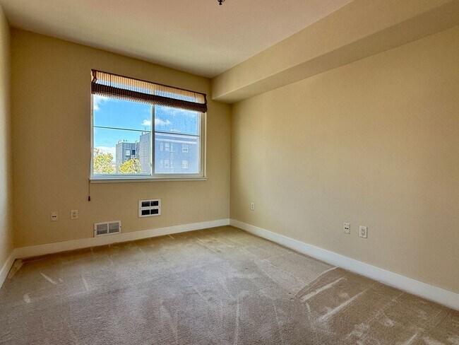 Building Photo - Beautiful 2 bedroom, 2 bath condo for rent...