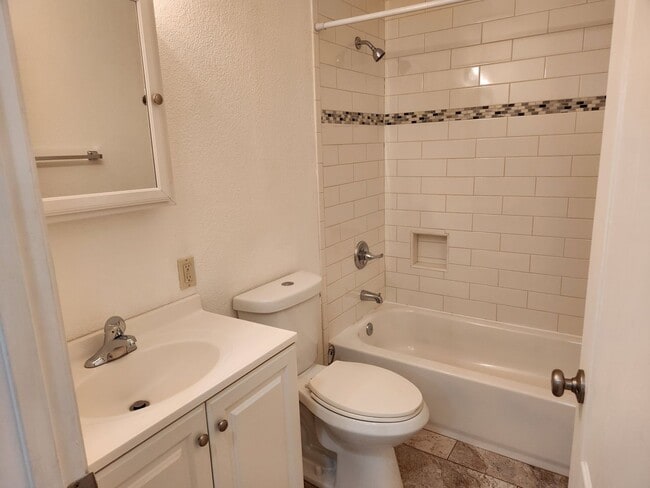 Building Photo - COMING SOON ~ 2 Bed / 2 Bath w/ Oversized 2 Car Garage