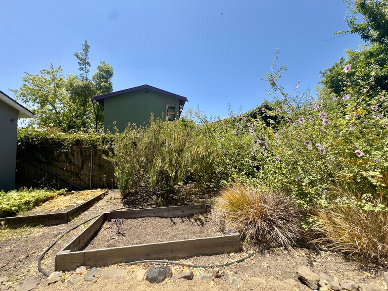 Building Photo - 2309 Derby St