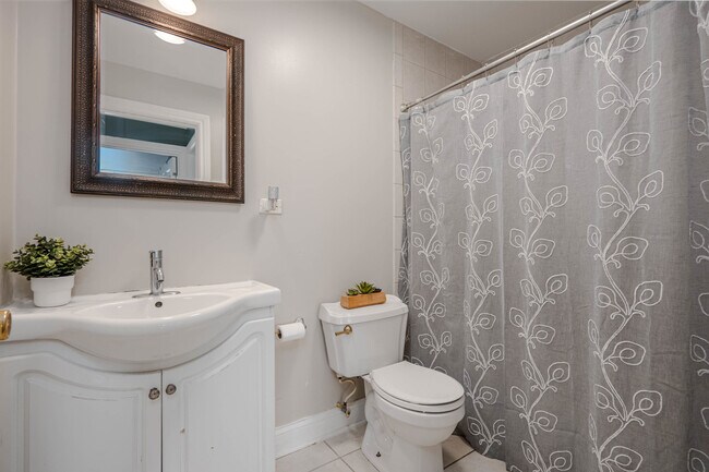 Building Photo - 685 E Fullerton Ave