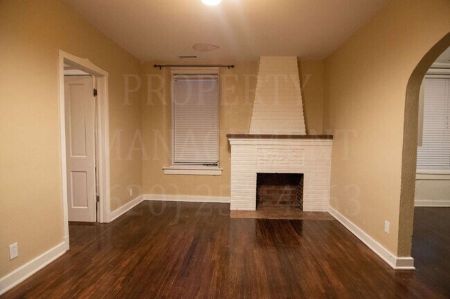 Building Photo - Cute Upstairs 2-Bed Apartment located down...