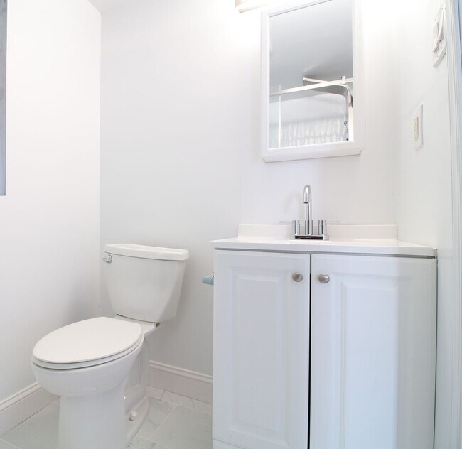 Building Photo - Charming 1 BR w/ Great Natural Light!*Avai...