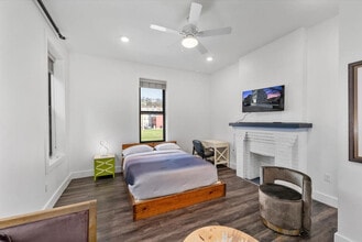 Building Photo - 18 W Elder St