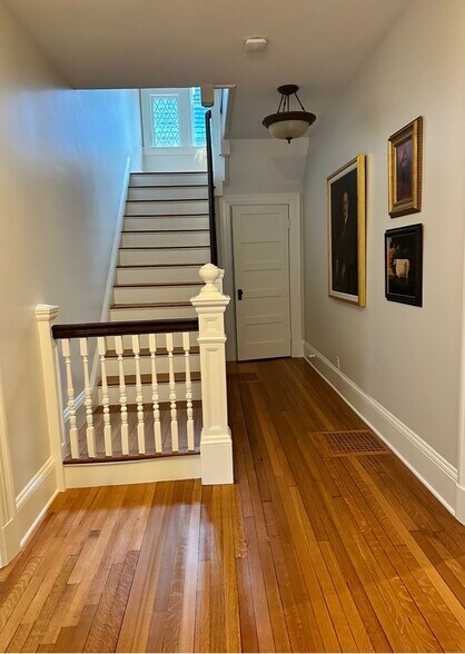 Building Photo - 58 Brook St