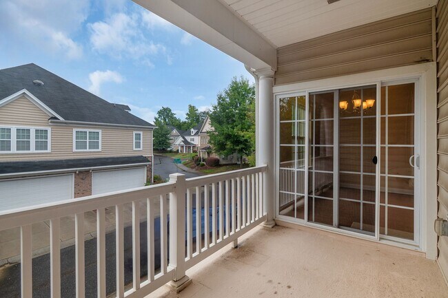 Building Photo - Beautiful Condo Minutes from Ballantyne wi...