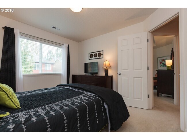 3rd Bed - 1120 SE Tamora Ave