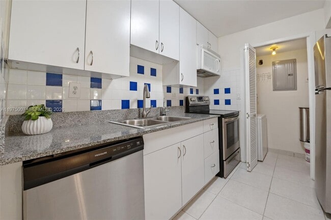 Building Photo - 303 Racquet Club Rd