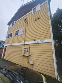 Building Photo - Spacious 3 Bedroom Townhome in West Seattle!
