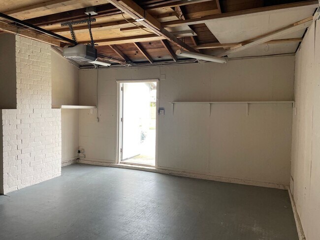 Building Photo - 3 Bedroom 2 Bath House Westminster, CA !