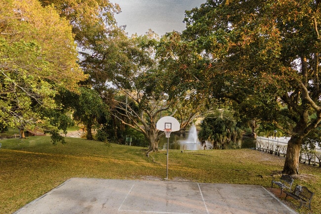 Building Photo - 930 SW 9th St Cir