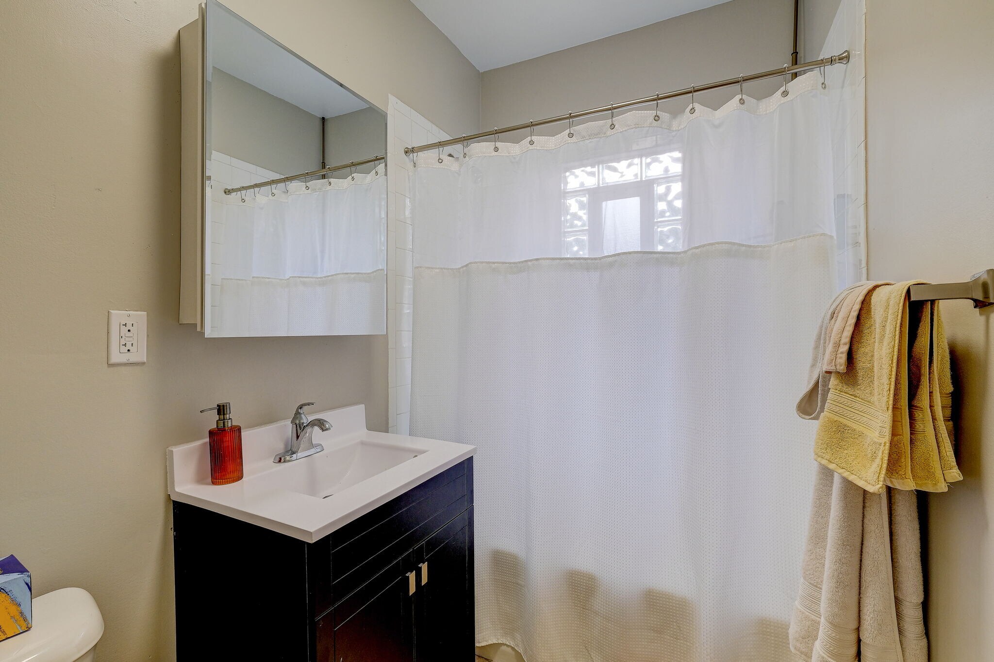 Building Photo - 832 Dayton Ave