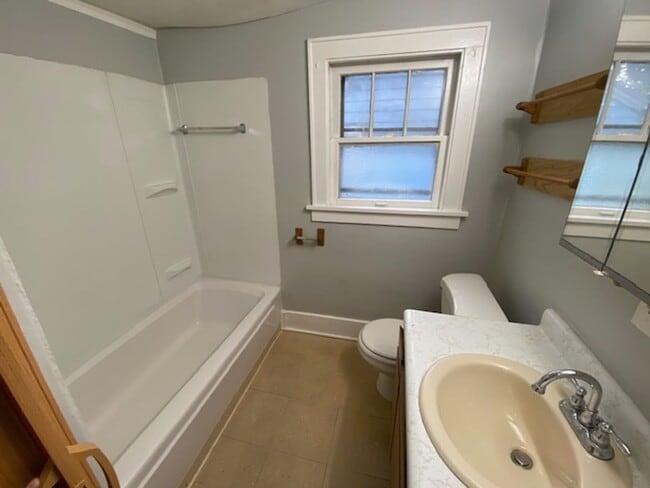 Building Photo - Bright 3BR+2BA Bungalow by Downtown