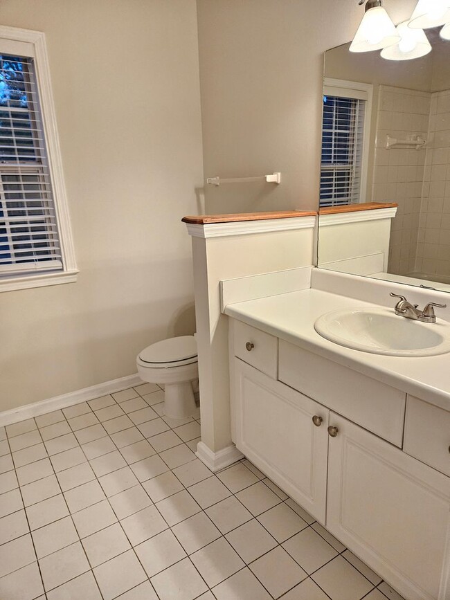 Building Photo - Rare 2 bed 2 bath condo with 1 car garage located in Smyrna