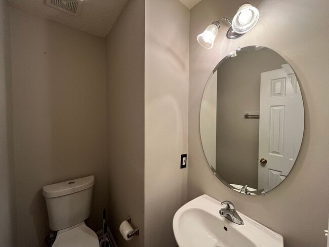 Building Photo - Charming 2BD, 2.5BA Townhome in an Excellent Community with Amenities