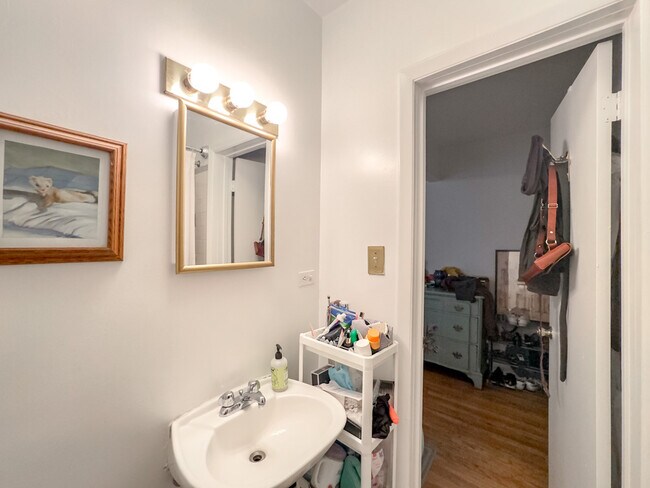 Building Photo - 3345 N Marshfield Ave