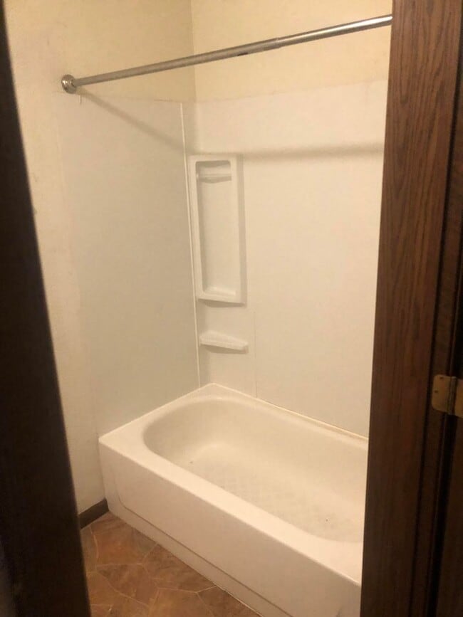 Building Photo - Large 4 Bedroom 2 bath