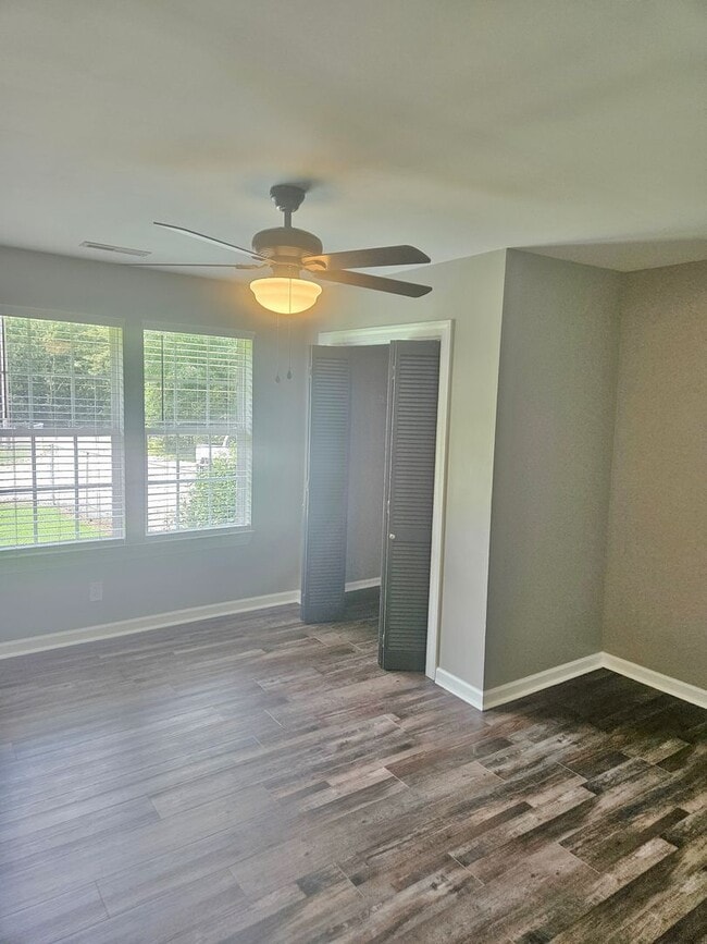 Building Photo - 4 Bedroom, 2 Bath