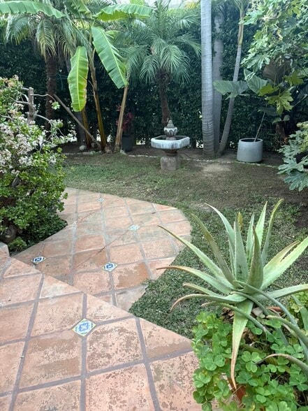 Building Photo - 8921 Rosewood Ave