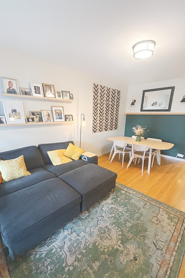 Building Photo - 1340 W Byron St