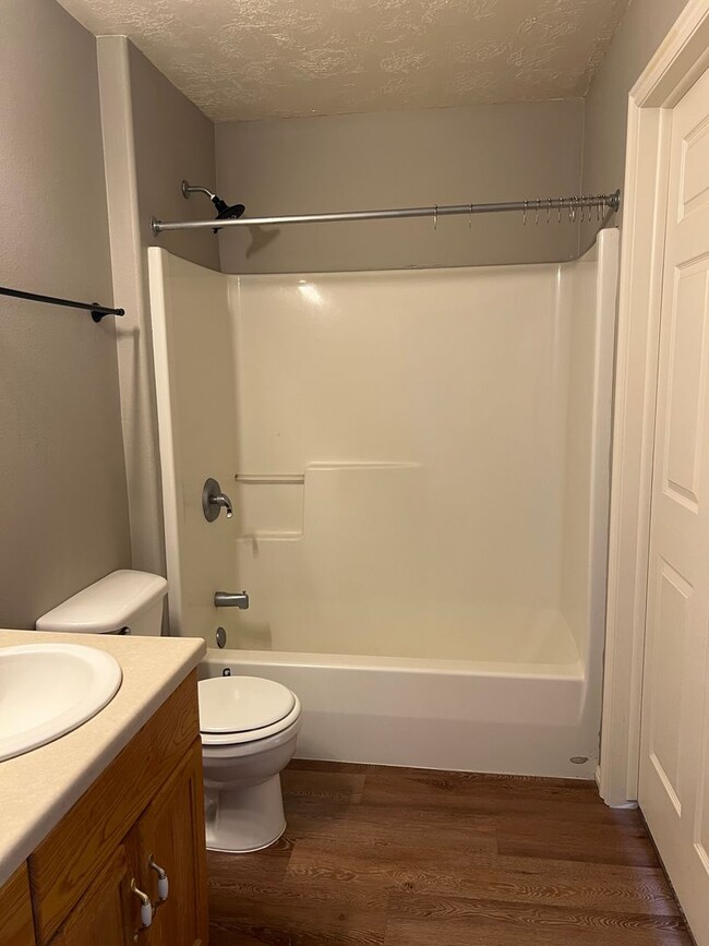 Building Photo - BEAUTIFUL 2 Bed 1 bath Continental condo w...