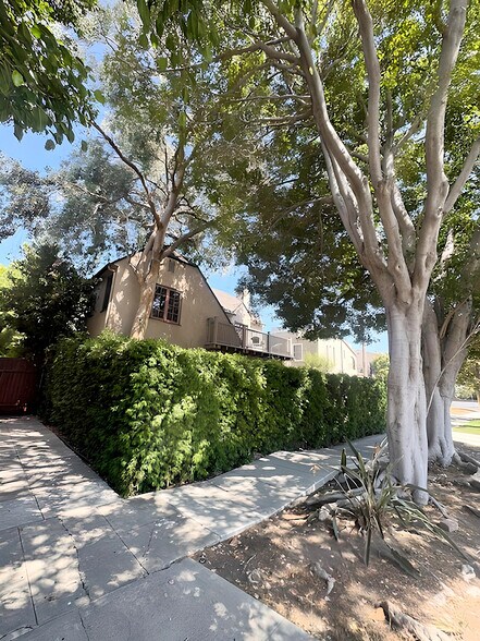 Building Photo - 618 1/2 N Beachwood Dr