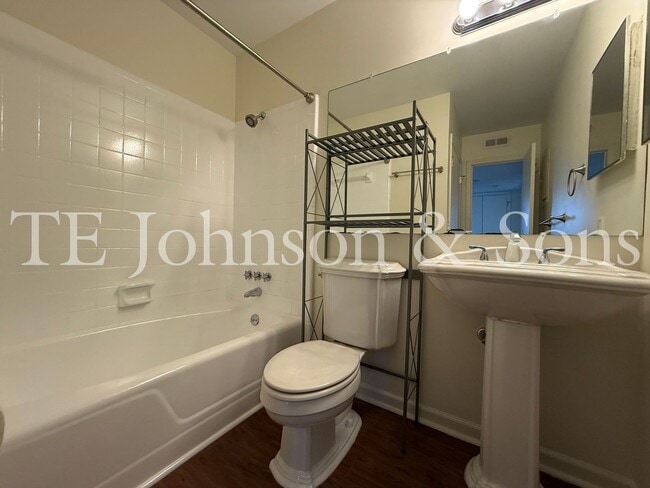 Building Photo - Modern 2 Bedroom Apartment with Water Incl...