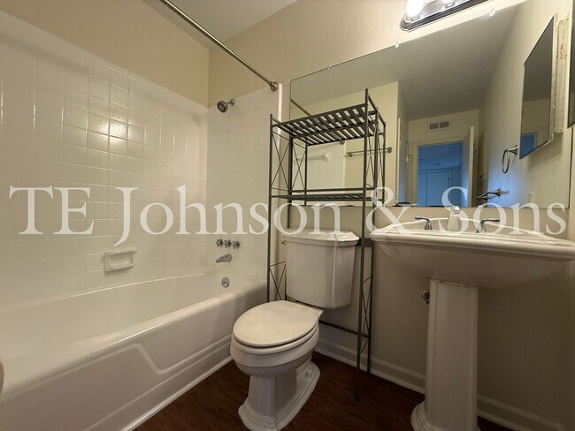 Building Photo - Modern 2 Bedroom Apartment with Water Included on Forsyth St