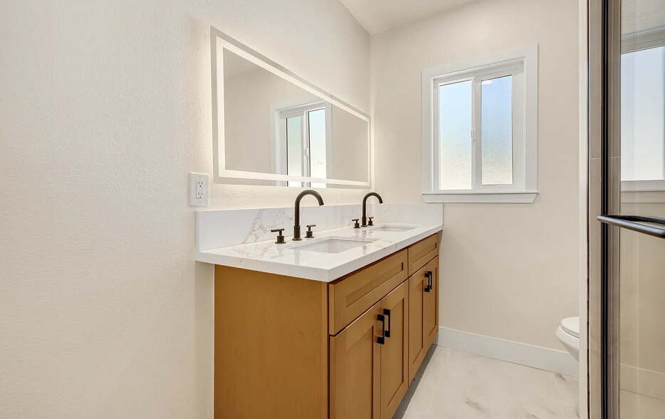 Building Photo - 2106 W Cerritos Ave