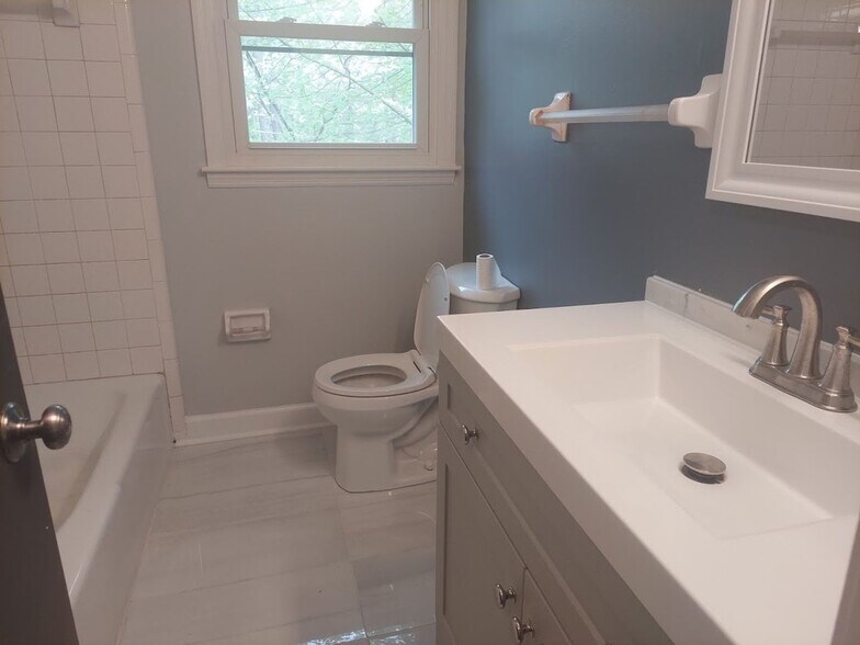 Building Photo - 5571-5574 Four Winds Dr SW