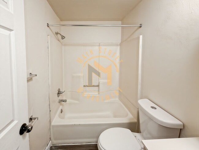 Building Photo - Central Air! 3 Bed 1 Bath Duplex