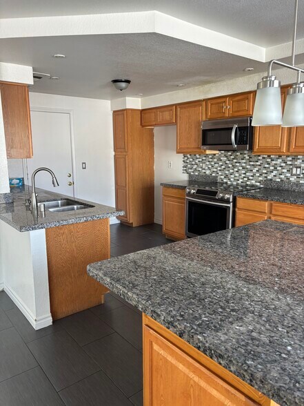 Building Photo - 132 Almendio Ln