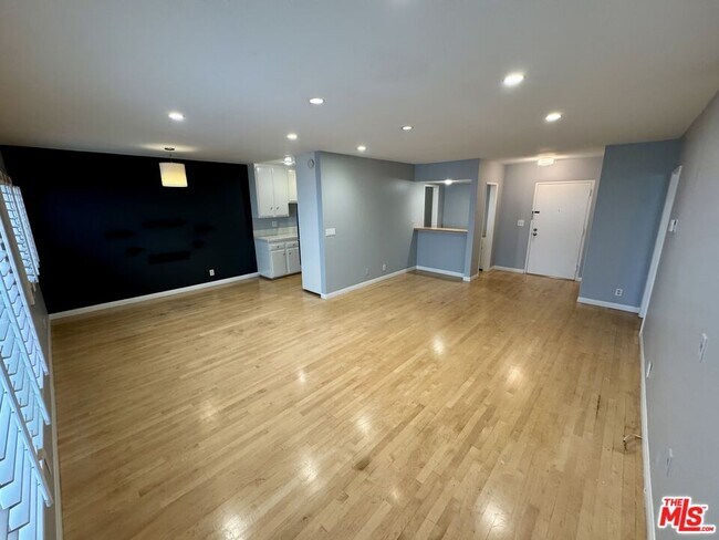 Building Photo - 1250 Kings Rd