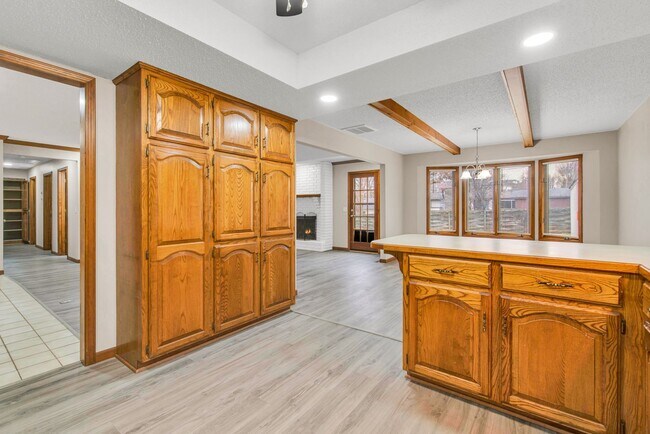 Building Photo - PRE-LEASING! 3 Bed / 2 Bath in south central Springfield