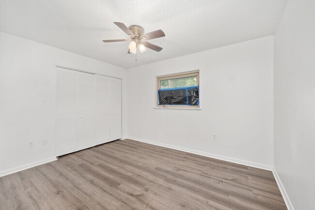 Building Photo - Spacious 3-Bedroom Home with Fireplace, Split Floor Plan & Screened Lanai in Southeast Ocala!