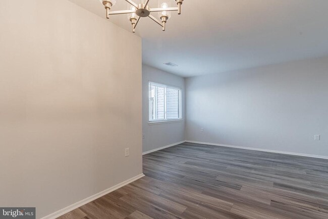 Building Photo - 8708 Village Square Dr