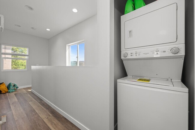 Building Photo - Spacious turfed yard!